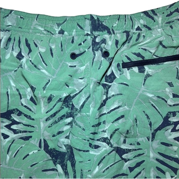 Kirkland Signature Men’s Palm Leaf Print Swim Shorts Size Large - Picture 4 of 7